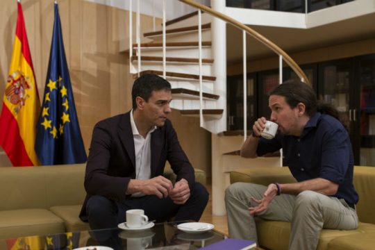 Επιχειρεί να γεφυρώσει το χάσμα με τους Podemos ο Σάντσεθ
