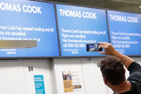 Ομολογία Θεοχάρη για την Thomas Cook και πυρά από τον ΣΥΡΙΖΑ