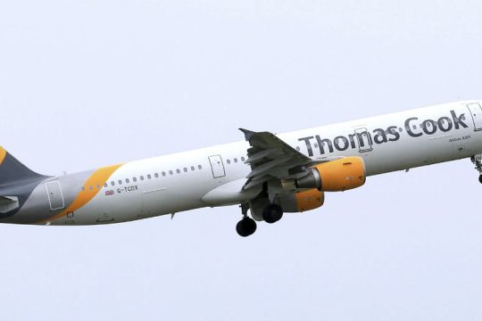 Κατέρρευσε η Thomas Cook, στον αέρα η επιστροφή 600.000 ταξιδιωτών
