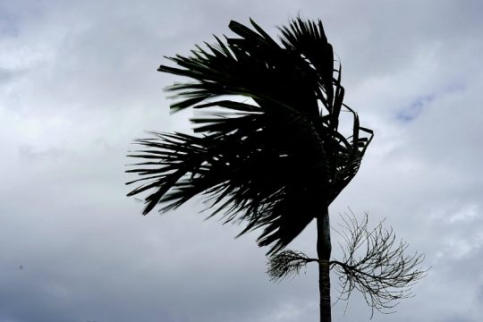 Ζημιές σε χιλιάδες σπίτια στις Μπαχάμες, εκκένωση περιοχών στη Φλόριντα