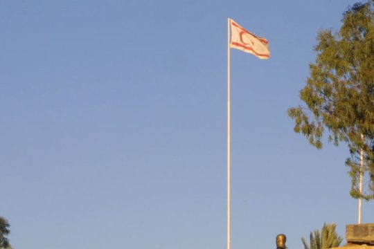 Δεκαεξάχρονος κατέβασε τουρκική σημαία στα κατεχόμενα
