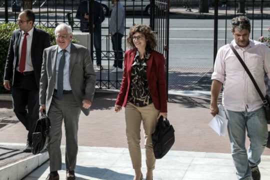 Οι θεσμοί φεύγουν, τα μέτωπα παραμένουν ανοιχτά