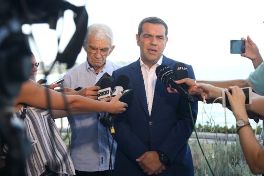 Επέστρεψε η διαπλοκή λέει ο Τσίπρας, με «μουσαμάδες» απαντά ο Πέτσας