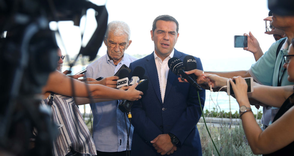 Επέστρεψε η διαπλοκή λέει ο Τσίπρας, με «μουσαμάδες» απαντά ο Πέτσας