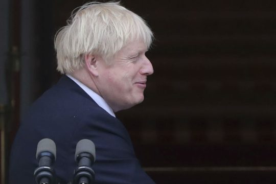 Εκβιασμός Τζόνσον με αναστολή λειτουργίας του κοινοβουλίου