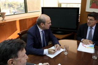 Συνάντηση Χατζηδάκη – ΣΕΒ με μενού τη ΔΕΗ