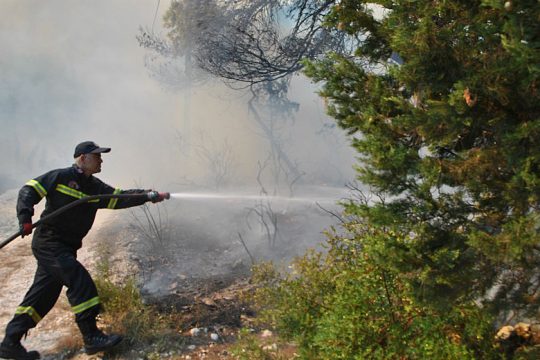 Σε ύφεση η φωτιά κοντά στο χωριό Μαριές Ζακύνθου
