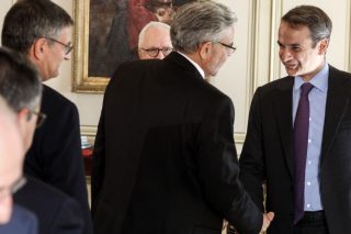 Ελιγμός οπισθοχώρησης στις χρεώσεις των τραπεζών