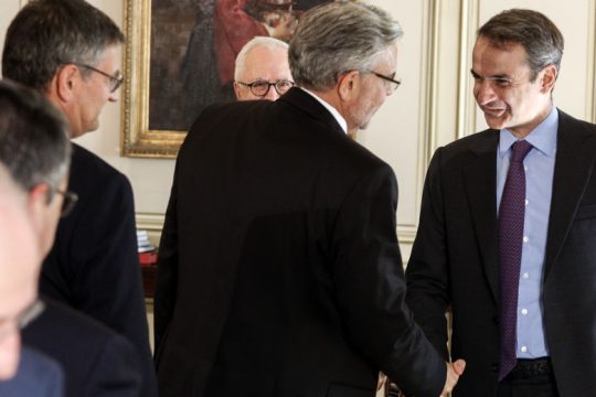 Ελιγμός οπισθοχώρησης στις χρεώσεις των τραπεζών