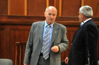 Η καθαρεύουσα και οι φανφάρες δεν έκρυψαν τα ψέματα