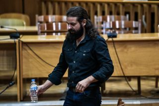 Ο Μπαρμπαρούσης «δεν θα αφήσει» τον ναζιστικό χαιρετισμό στον Χίτλερ!
