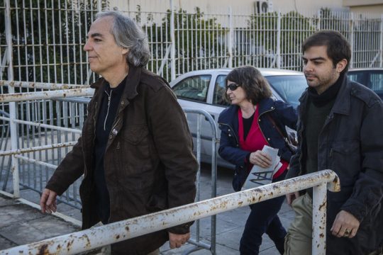 Ο νόμος γονατίζει μπροστά στην πολιτική εξουσία