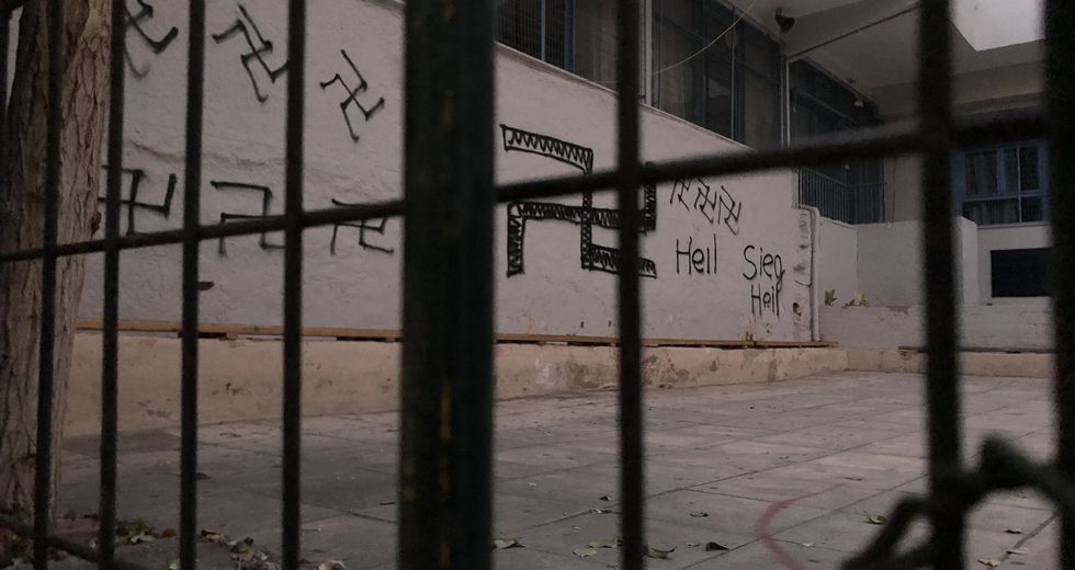 Βεβήλωσαν με ναζιστικά σύμβολα Λύκειο της Αθήνας