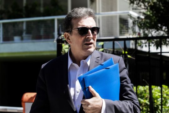 «Φροντιστήριο» Χρυσοχοΐδη σε «γαλάζιους» βουλευτές για το προσφυγικό