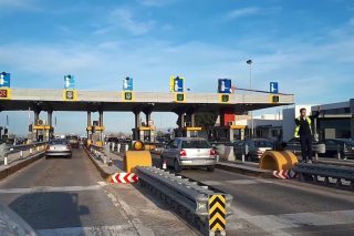 Δεν αυξάνει τα διόδια, αλλά προσθέτει νέους σταθμούς
