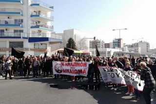 «Εξω τα φουγάρα του θανάτου»… «εδώ μυρίζει κι ο Λάτσης θησαυρίζει»!