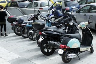 Λύση για τη στάθμευση δικύκλων με επιβάρυνση των οδηγών