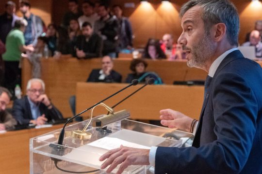 Δύο κόσμοι χωριστά