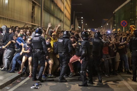 Δεκάδες διαδηλωτές τραυματίστηκαν στη Βαρκελώνη