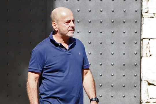 Ο Αλαφούζος πληρώνει τα χρέη του… μαζεμένα