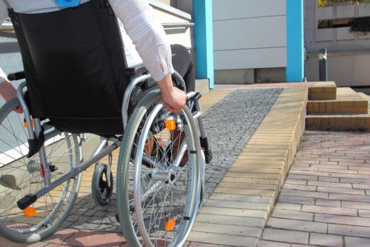 Ηράκλειο: Βελτιώνουν την προσβασιμότητα με νέες ράμπες για ΑΜεΑ