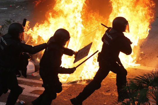 Επεισόδια μετά τη μεγαλειώδη συγκέντρωση στη Βαρκελώνη