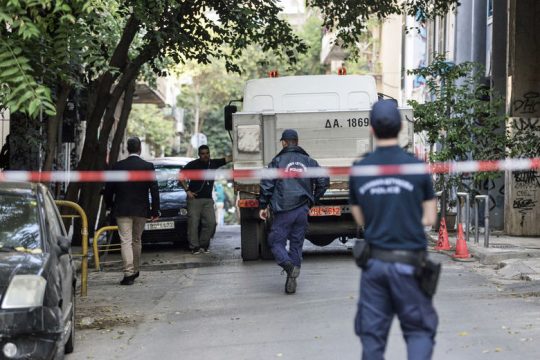 «Ντου» με τα αυτόματα για να συλλάβουν μάνες με μωρά