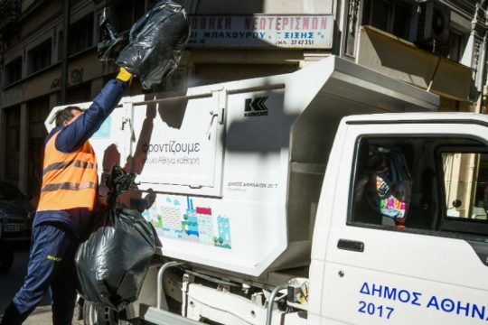 Ανατροπή απορριμματοφόρου στην περιφερειακή Αιγάλεω
