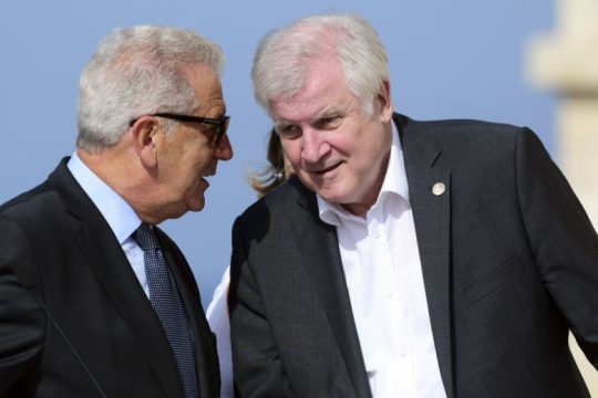 Σε Αθήνα και Άγκυρα ο Ζεεχόφερ για το προσφυγικό