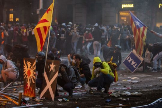 Πεδίο μάχης για πέμπτη νύχτα η Βαρκελώνη, τη Μαδρίτη καλεί σε διάλογο ο Τόρα