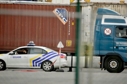 Εντόπισαν 12 μετανάστες ζωντανούς σε ψυγείο στο Βέλγιο