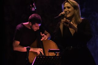 Βίκυ Καρατζόγλου: «Κουβαλάω μέσα μου όλα όσα ήμουν και όσα έγινα»