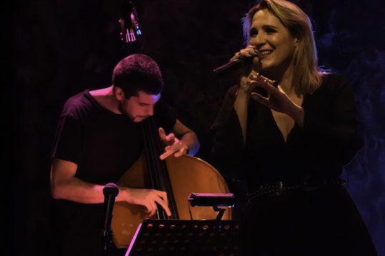 Βίκυ Καρατζόγλου: «Κουβαλάω μέσα μου όλα όσα ήμουν και όσα έγινα»