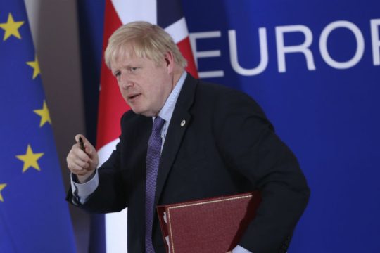 Επιχείρηση πειθούς από τον Τζόνσον εν όψει της ψηφοφορίας του Σαββάτου