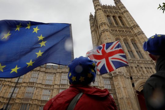Brexit: Συμφωνία στις Βρυξέλλες, πυρ ομαδόν στο Λονδίνο