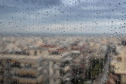 Συννεφιασμένος καιρός με τοπικές βροχές