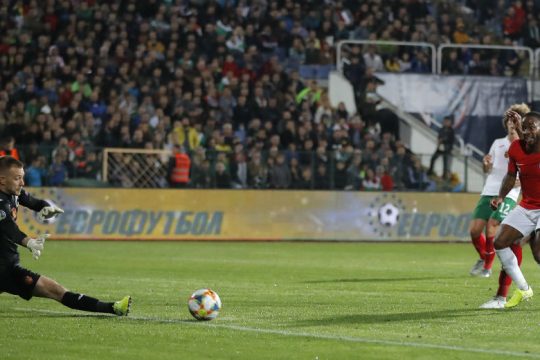 Παραιτήσεις και έρευνα από UEFA για τα ρατσιστικά αίσχη στη Σόφια