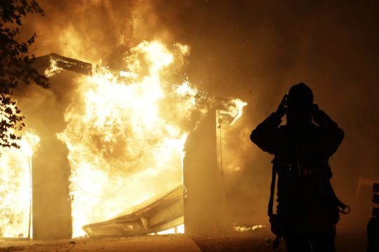 Στο σκοτάδι ξανά η Καλιφόρνια υπό τον φόβο νέων πυρκαγιών