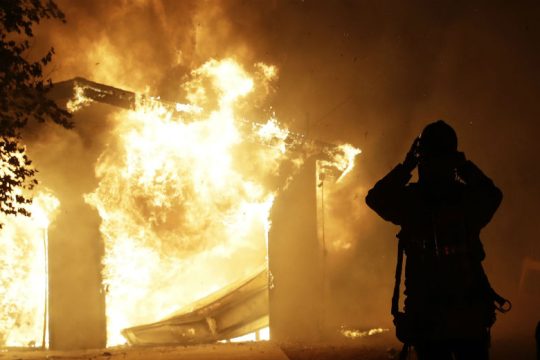 Εκκενώνουν κατά χιλιάδες τα σπίτια τους στη φλεγόμενη Καλιφόρνια