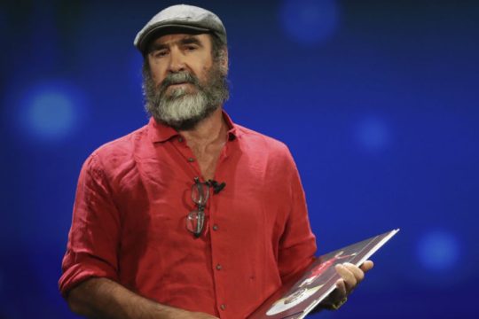 O Ερίκ Καντονά στο πλευρό των προσφύγων