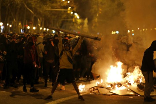 Σφοδρές συγκρούσεις στη Βαρκελώνη, χαμηλοί τόνοι από Σάντσεθ