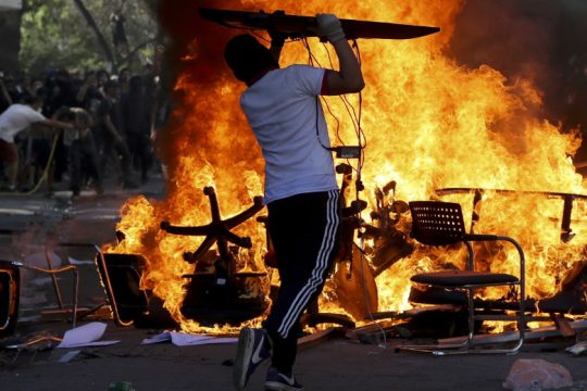 12 οι νεκροί στις συγκρούσεις που έφερε η κοινωνική κρίση στη Χιλή