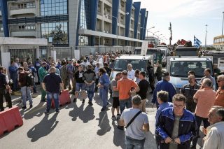 «Φρένο» σε COSCO και κυβέρνηση