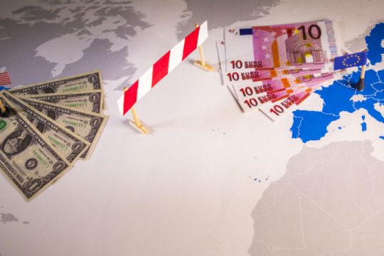 Το Ευρωπαϊκό Κοινοβούλιο «παγώνει» την εμπορική συμφωνία ΕΕ-ΗΠΑ