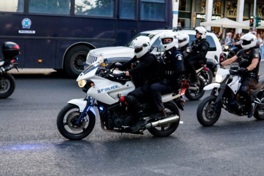 Υπερβάλλων αστυνομικός ζήλος μετά την παρέμβαση στον Αθήνα 9,84