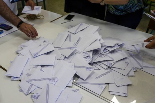 Η ψήφος των εκτός επικρατείας και το αγκάθι του εκλογικού νόμου