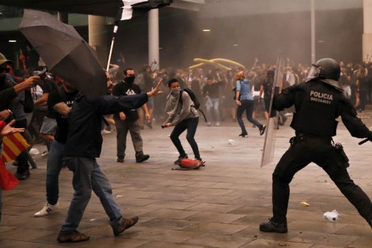 Βίαιες συγκρούσεις στη Βαρκελώνη, μετά την καταδίκη των αυτονομιστών