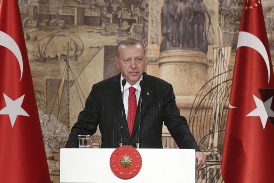 Να παραδώσουν οι ΗΠΑ τον επικεφαλής των κουρδικών δυνάμεων ζητά ο Ερντογάν