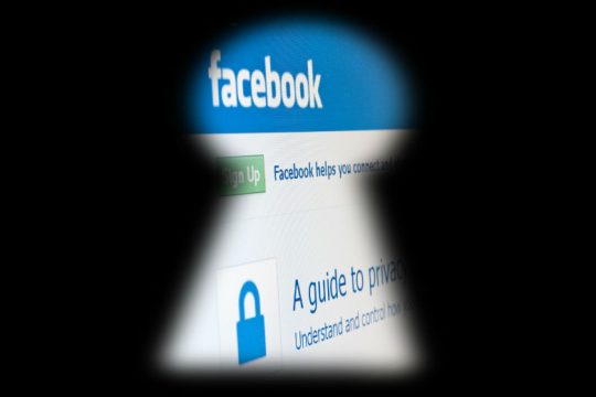 «Καθαρίζει» με 500.000 λίρες η Facebook για το σκάνδαλο της Cambridge Analytica