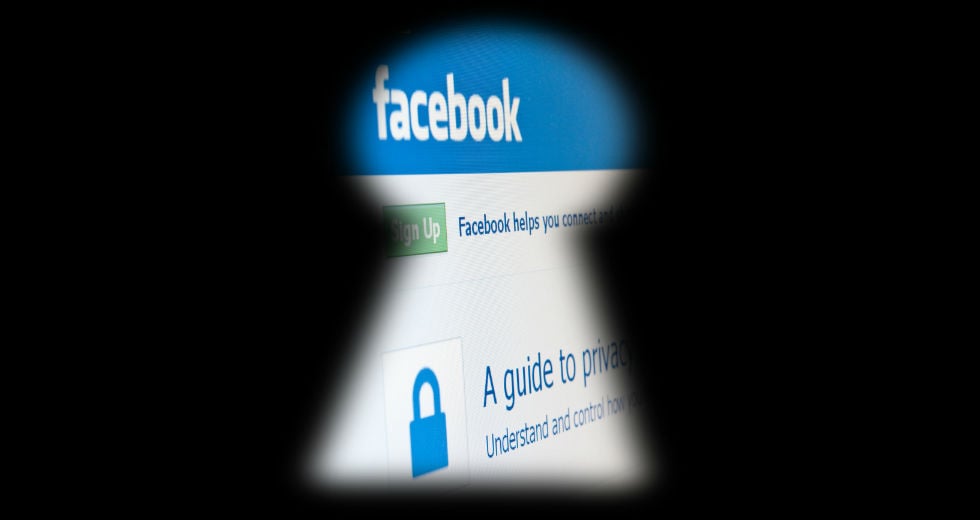 «Καθαρίζει» με 500.000 λίρες η Facebook για το σκάνδαλο της Cambridge Analytica